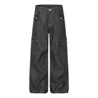 Pantalon en denim structuré, coupe trapèze, jambe large et droite, multi-poches, style workwear, déstructuré et non conventionnel, couleur unie