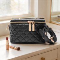 Sac de maquillage portable de luxe imperméable en cuir véritable matelassé noir avec fermeture éclair dorée, pochette de voyage pour femmes