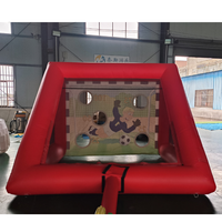 Terrain de jeu gonflable commercial rouge pour enfants : jeu de tir, but de football/soccer pour tir au but, jeu sportif