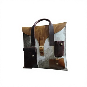 Pochette de luxe en cuir véritable noir faite à la main pour femme, avec fermeture éclair antivol, imperméable, légère, et bandoulière. - Product Image 2