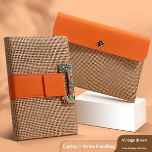 Nouveauté : Carnet de notes A5 personnalisé en cuir tressé avec couverture rigide et impression UV, stylo en bois inclus – Idéal pour le bureau, les souvenirs d'entreprise et les cadeaux de remise de diplôme. - Product Image 4