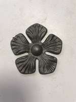 Divers ornements en fer forgé en forme de feuilles et de fleurs, en option