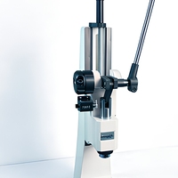Machine de poinçonnage manuelle multifonctionnelle avec structure autobloquante et compteur intégré pour le formage de barquettes en aluminium