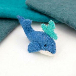 Broche de Fieltro de Lana Hecho a Mano con Forma de Ballena Azul y Blanca para Decoración Infantil - Product Image 4