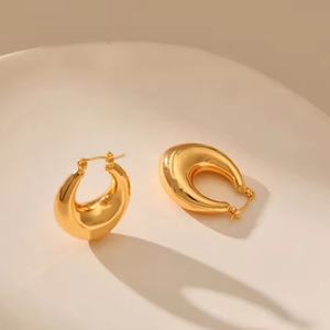 Pendientes de Aro Geométricos de Acero Inoxidable Resistentes al Agua, Joyería de Moda para Mujer, Pendientes de Aro Huecos en Forma de U, Chapados en Oro - Product Image 1