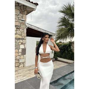 Conjunto de Bikini Blanco con Tiras Ajustables, Traje de Baño con Elegante Detalle de Amarre - Product Image 2