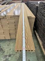 Fournisseur d'usine : Terrasse en WPC creux contemporain et écologique, avec grain de bois 3D en relief profond, en composite plastique pour extérieur