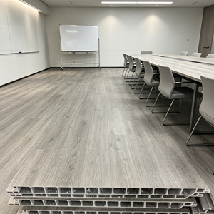 Plancher à lattes en PVC imitation bois, haute capacité de charge, longueur personnalisée, pour hôtel, extérieur et atelier - Imperméable et antidérapant - Product Image 4