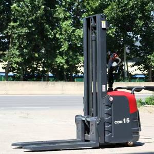 Montacargas Eléctrico Autocargable de 1500 kg con Función de Sujeción, Batería de Plomo-Ácido de 48V, Desplazador Lateral Hidráulico para Palés - Product Image 6