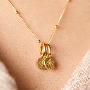 Collana con Ciondolo a Moneta Miniatura Incisa con Fiore di Nascita, Placcata in Oro 18k PVD su Acciaio Inossidabile, <span class=keywords><strong>Gioielli</strong></span> <span class=keywords><strong>Personalizzati</strong></span> per Donne - Product Image 5