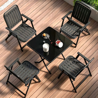 Table en verre trempé avec structure en métal + 4 chaises pliantes avec structure en métal et assise en PP, idéal pour les restaurants en plein air, les jardins, les plages