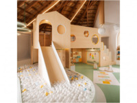 Équipement de jeu intérieur en bois OEM/ODM pour enfants avec piscine à balles, toboggan en bois et coin de jeu de rôle pour centres de divertissement familial et centres commerciaux