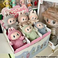 En stock : Figurine en vinyle Labubu Bubble Mart, collection Macaron, poupée en peluche faite à la main avec des personnages de Frozen