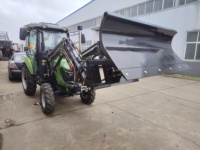 Tracteur à quatre roues motrices compatible avec divers équipements agricoles