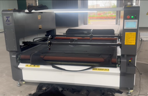 Machine de découpe laser <span class=keywords><strong>CO2</strong></span> CNC pour couvre-phare de voiture, tapis occultant, tapis anti-soleil en suède - Product Image 2