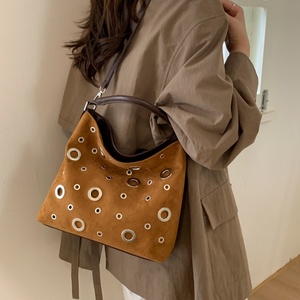 Nuevo Bolso de Hombro Impermeable de PU con Remaches y Cremallera, Versátil, Sofisticado, Moderno, Casual y Minimalista - Product Image 1