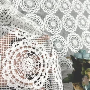 قماش بوليستر أبيض شبكة مربعة من نسيج الدانتيل المطرز قماش أنيق للفساتين غير الرسمية - Product Image 5