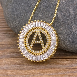 2025 패션 크리스탈 큐빅 지르코니아 라운드 쉐입 목걸이 금도금 이니셜 레터 펜던트 주얼리 체인 목걸이 여성용 - Product Image 1