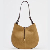 Nouveau Sac Femme Populaire 2025 avec Accessoires Métalliques Cramoisi, Sac Seau Grande Capacité Tendance à Porter à l'Épaule