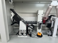 Machine de chantournage automatique industrielle pour usine de meubles avec pré-fraisage, coupe finale et finition de précision pour panneaux MDF