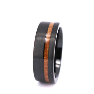 2025 su misura alla moda Whisky barile intarsio anello di tungsteno nero, riciclato Whisky rovere intarsio anello di tungsteno nero, anello di legno nero - Product Image 1