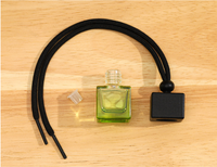 Bouteilles en verre colorées de diffuseur suspendu de voiture de 8ml avec logo personnalisé Bouteille de diffuseur en verre de parfum d'huile essentielle avec couvercle en bois noir