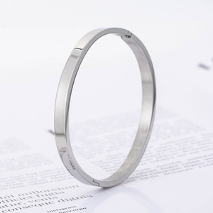 Pulsera unisex de acero de titanio, diseño minimalista, acabado pulido para uso diario - Product Image 1