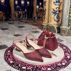 Chaussures de mariée florales grande taille pour femmes, à bout pointu avec strass, à enfiler, et ensemble sac à main seau assorti - Product Image 2