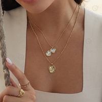 Collier élégant Gemnel Gold avec pendentif pièce en nacre et chaîne satellite