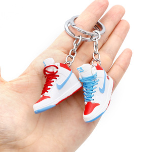 พวงกุญแจรองเท้าทรง <span class=keywords><strong>Dunk</strong></span> <span class=keywords><strong>High</strong></span>-Top แบบ OEM/ODM และจี้ห้อยกระเป๋า สินค้าอุปกรณ์เสริมแบบกล่องสุ่มสุดฮิต - Product Image 3