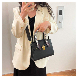 Bolso Bandolera Impermeable de Gran Capacidad en Material PU, Ideal para Compras Diarias en Todas las Estaciones - Product Image 6