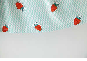 Robe de Fille en Gros pour Enfants, Importée de Chine, Motif Fraise, pour Décoration de Magasin - Product Image 5