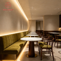 Mobilier de restaurant Ron Group, banquette en velours vert, chaise à structure en bois, table ronde en marbre moderne pour café commercial.