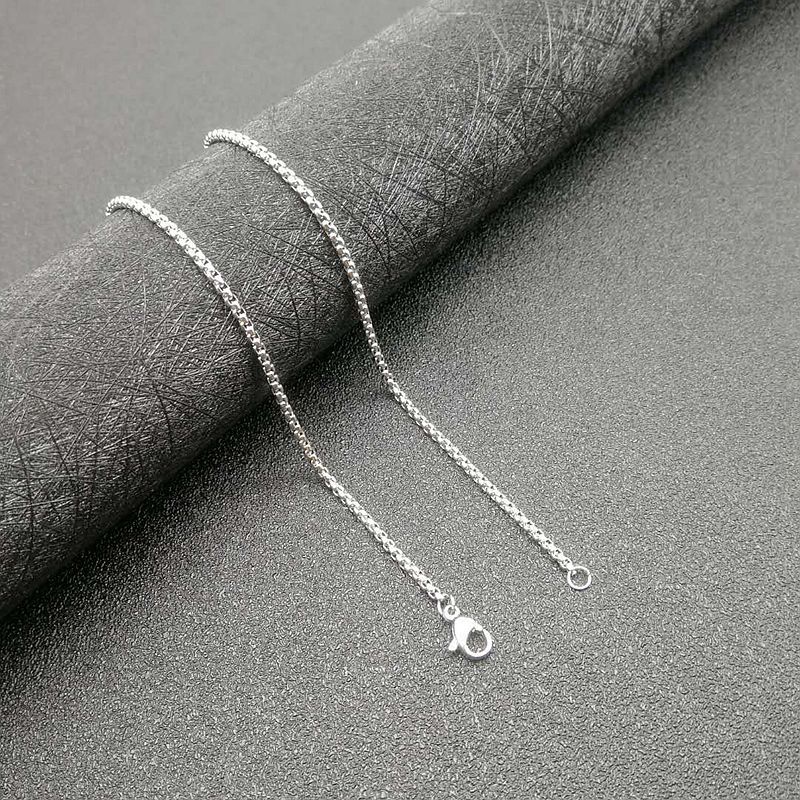 Collier de perles carrées couleur acier 2mm*61cm