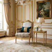Fauteuil cannelé Seraphine |   Fauteuil sculpté Louis XVI avec accents dorés pour salon de luxe |