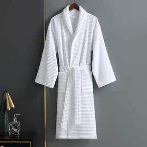 <span class=keywords><strong>Accappatoio</strong></span> di Lusso in Spugna di Cotone 100% Jacquard <span class=keywords><strong>con</strong></span> <span class=keywords><strong>Collo</strong></span> <span class=keywords><strong>a</strong></span> <span class=keywords><strong>Scialle</strong></span> per Uomo, Personalizzabile <span class=keywords><strong>con</strong></span> Logo - Product Image 3