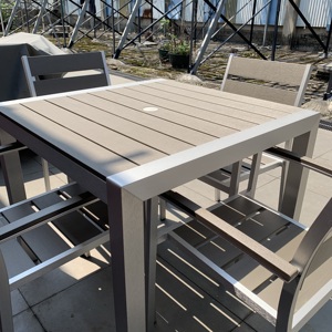 <span class=keywords><strong>Conjunto</strong></span> de Mesas <span class=keywords><strong>y</strong></span> <span class=keywords><strong>Sillas</strong></span> de <span class=keywords><strong>Exterior</strong></span> Marca Coets para Restaurante <span class=keywords><strong>y</strong></span> Patio con Estructura de Aluminio Cepillado <span class=keywords><strong>y</strong></span> Madera Plástica - Product Image 1