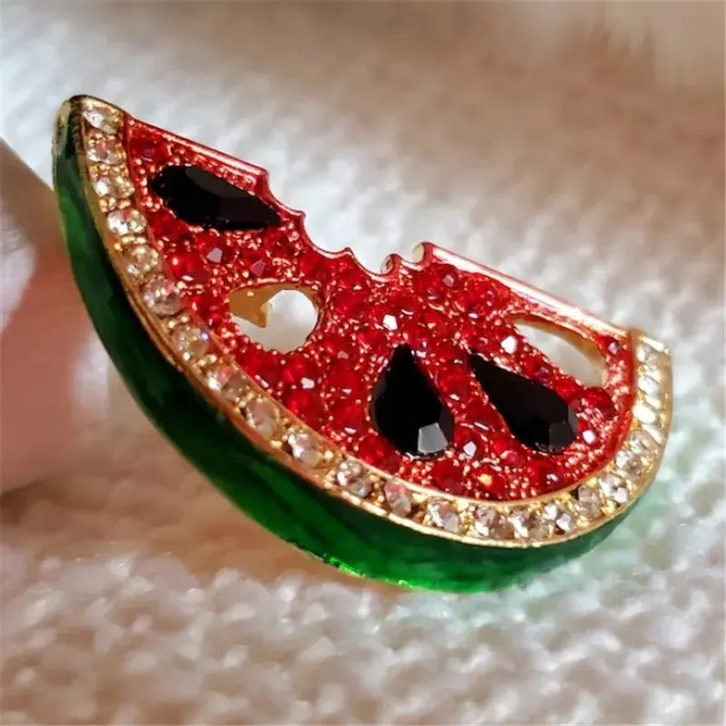 Broche ou pendentif plaqué or en zircon cubique tranché pastèque fruits rouges épinglettes femmes 2024 accessoires d'été épingle à pastèque