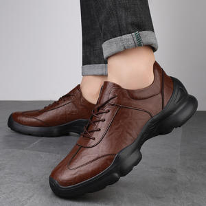 รองเท้าลำลองหนังแท้สำหรับผู้ชาย ซับในตาข่าย สีพื้น ระบายอากาศได้ดี น้ำหนักเบา เหมาะสำหรับเดินป่า กีฬากลางแจ้ง และวิ่งจ๊อกกิ้ง - Product Image 3