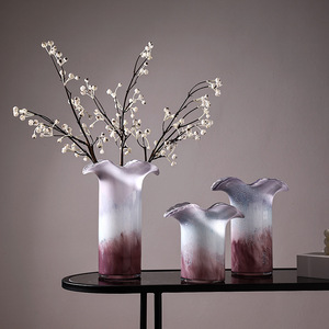 Vase à fleurs en verre coloré à bordure ondulée de haute qualité, vase moderne pour fleurs hydroponiques - Product Image 1