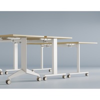 Table pliante contemporaine OMNI en acier inoxydable avec roues verrouillables, haute capacité de charge, table de formation pliable pour usage commercial