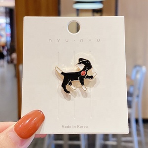 Pin de solapa de metal duro de moda con diseño de mariposa, tipo broche de goma y esmaltado, venta al por mayor, personalizado, con tarjeta de soporte - Product Image 3