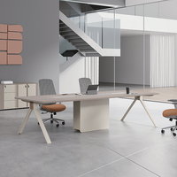 Table de réunion moderne en panneaux de bois avec design extensible et chaises ergonomiques pour salles de conférence