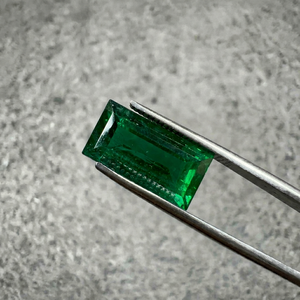 Émeraude naturelle de 5,66 carats, provenant de la mine de Zambie, taille baguette, pierre précieuse verte, certifiée IGI, bijoux de luxe sur mesure - Product Image 1