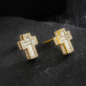 Orecchini a croce placcati oro con zirconi taglio brillante rotondo, montatura a griffe, gioielli religiosi unisex - Product Image 5