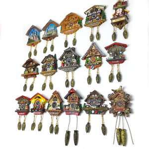 Imán <span class=keywords><strong>de</strong></span> nevera con diseño <span class=keywords><strong>de</strong></span> reloj <span class=keywords><strong>de</strong></span> cuco alemán - Souvenir en miniatura del Bosque Negro con péndulos <span class=keywords><strong>de</strong></span> piñas para viajes y decoración del hogar - Product Image 3