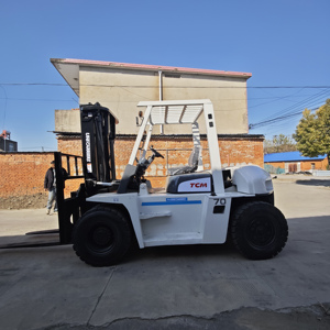 Chariot élévateur TCM 70 d'occasion en promotion, 7 tonnes, avec moteur TCM, fourches allongées de 3 m, mât à deux étages, modèle 2022, transmission 4x4, pneus pleins - Product Image 2