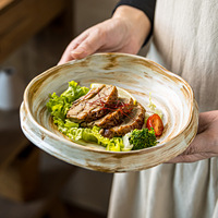 Assiette vintage artisanale en céramique givrée à trois pieds, émaillée au four, irrégulière, pour salade et dessert, idéale pour les fêtes, compatible micro-ondes, vaisselle unique