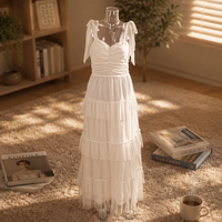Robe longue romantique en tulle blanc avec bretelles à nouer, décolleté cœur et volants étagés pour enterrement de vie de jeune fille, mariage en plein air ou fête