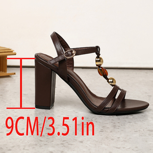 Mules de Tacón Grueso con Punta en Pico Marrón Premium, Sandalias con Cuentas, Elegantes, Inspiradas en Diseñadores, con Tacones de Bloque Metálicos Color Ámbar para el Verano - Product Image 6